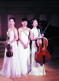 FLY三重奏献演大剧院 青岛姑娘奏响琴岛之音