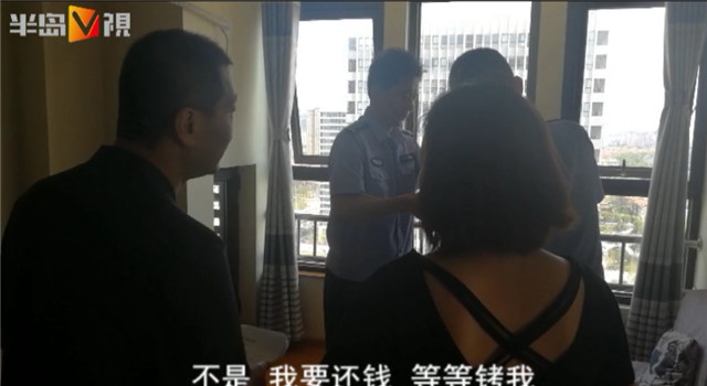 半岛V视丨戴上手铐时，他大声说“我要还钱，等等拷我”！
