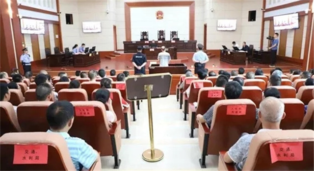 派出所副所长借钱给娱乐场老板获高息，是借贷还是受贿？