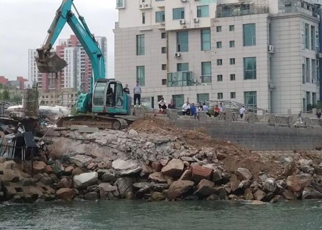 云南路街道联合海监支队拆除海上违建码头