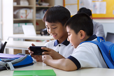 报告显示:超六成小学生有手机,首次触网年龄