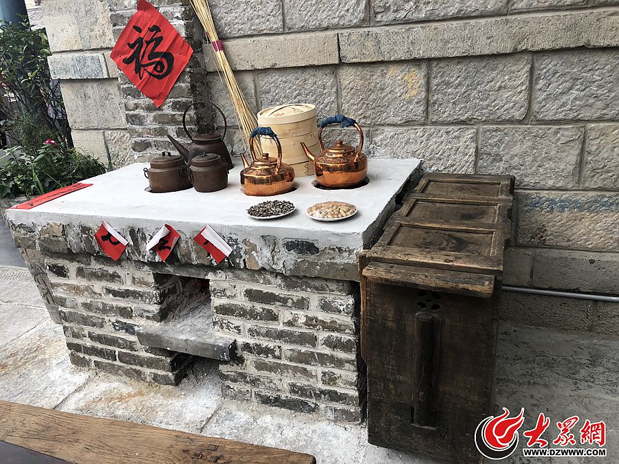 老式的手拉风箱烧水灶台本次也在展会中出现.
