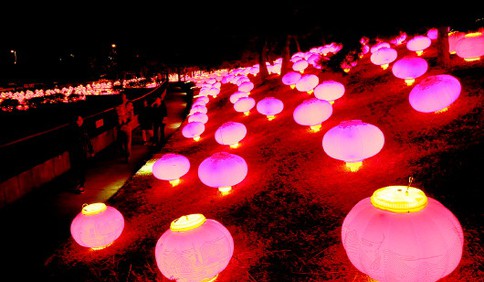 喜迎中秋佳节 6000个红灯笼点亮青岛美丽海滨风景