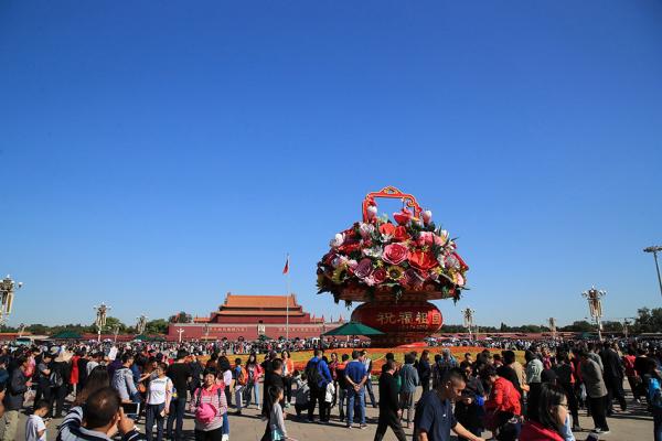祝福祖国花篮绽放天安门广场 已连续八年献礼国庆