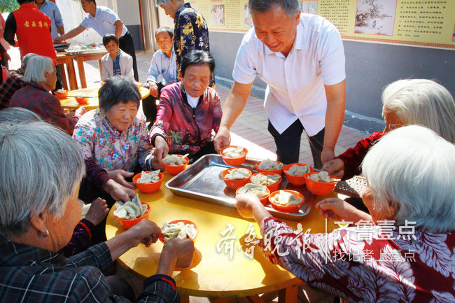 聊城一村民发起饺子宴 附近50个村的老人都来吃