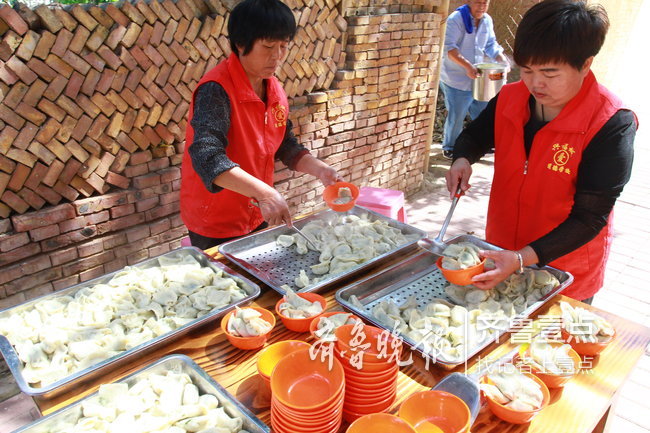 聊城一村民发起饺子宴 附近50个村的老人都来吃