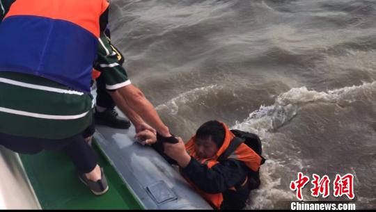 一货轮在浙江温州水域触礁倾覆 13名船员全部获救