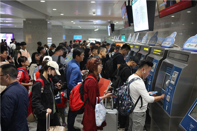 国庆假期青岛地铁总客流达374.80万人次，五四广场站人最多