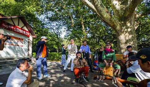 民间有“名角” 中山公园接地气的小乐队 为国庆增添喜庆气氛