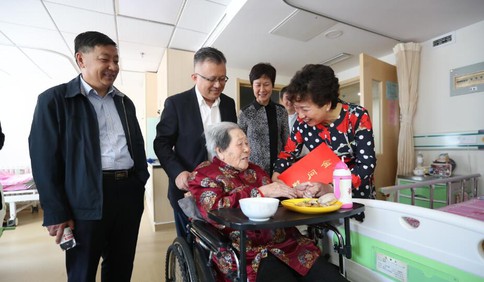 市领导走访慰问养老机构和百岁老人 祝福全市老年人节日快乐