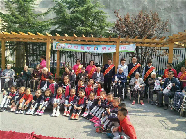 公交志愿者携手小学生,逗乐养老院老人