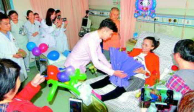 大四男生病房求婚患癌女友,小伙母亲:我为儿子骄傲