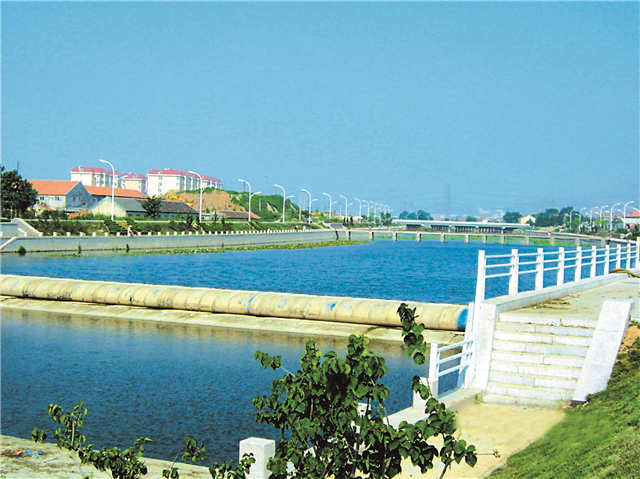 张村河新貌依山傍海是崂山的禀赋特色，崂山区为此积极拓展蓝色空间，打