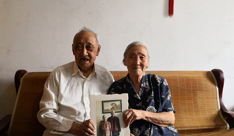 92岁的他参加过解放战争，与老伴相守62年依然恩爱如初