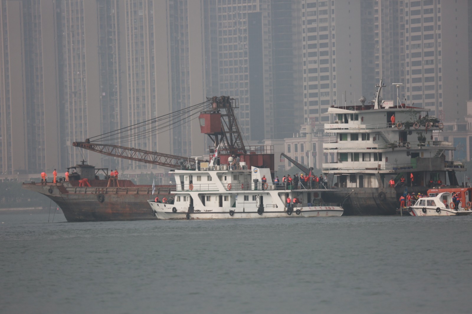 重庆大巴车坠江 救援正在进行!