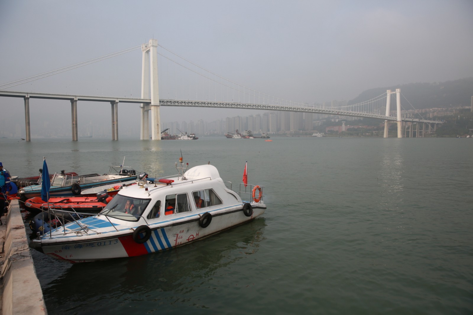 重庆大巴车坠江 救援正在进行!