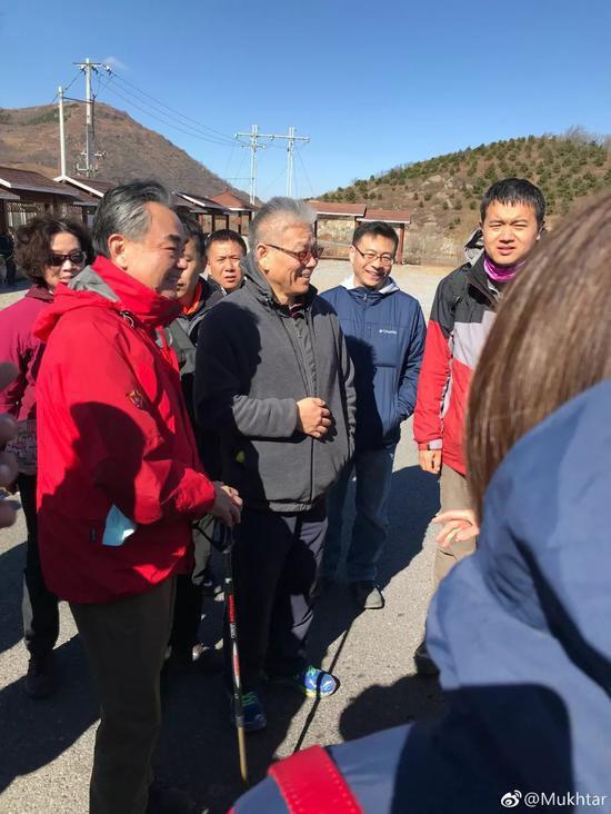 爬山偶遇外交部长王毅!部长说:年轻人要多运动啊!