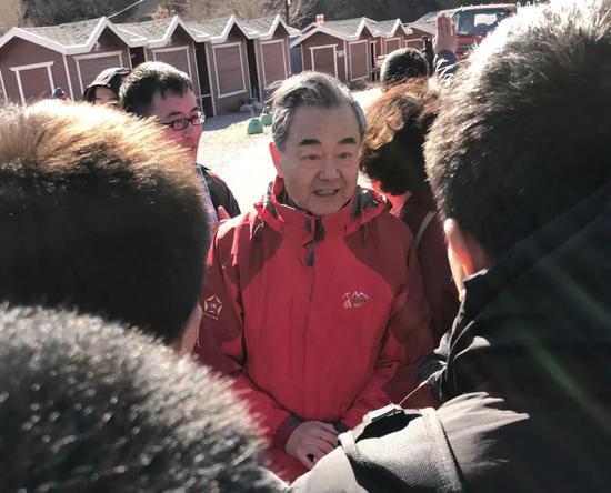 爬山偶遇外交部长王毅!部长说:年轻人要多运动啊!