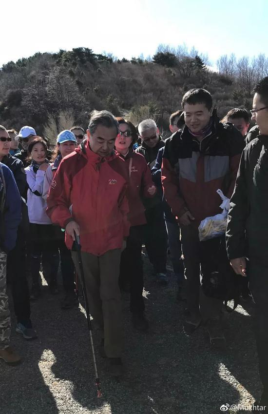 爬山偶遇外交部长王毅!部长说:年轻人要多运动啊!