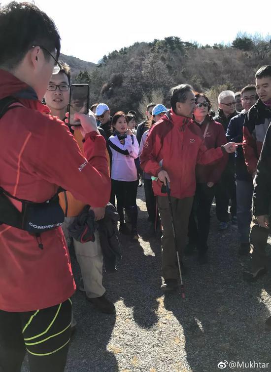 爬山偶遇外交部长王毅!部长说:年轻人要多运动啊!