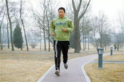 爬山偶遇外交部长王毅!部长说:年轻人要多运动啊!