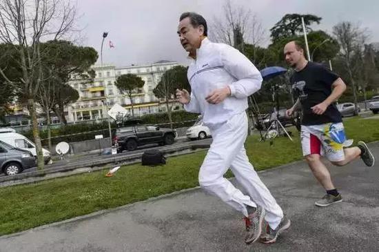 爬山偶遇外交部长王毅!部长说:年轻人要多运动啊!
