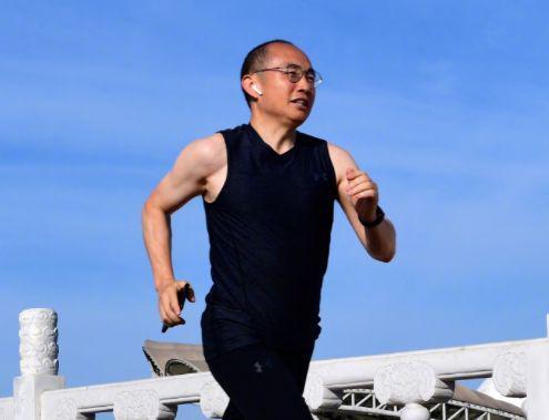 爬山偶遇外交部长王毅!部长说:年轻人要多运动啊!