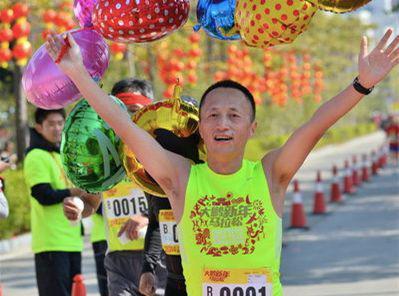 爬山偶遇外交部长王毅!部长说:年轻人要多运动啊!