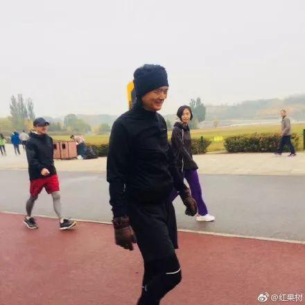 爬山偶遇外交部长王毅!部长说:年轻人要多运动啊!