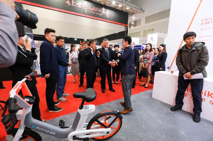 摩拜助力车亮相中拉企业高峰会 展示绿色出行新方案