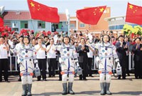中国航天员身上的重与轻：国家很重 个人很轻