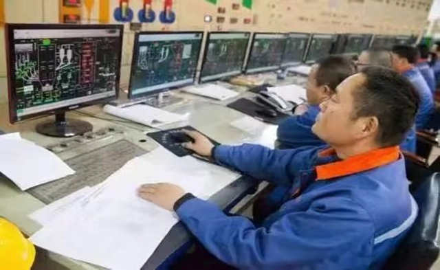 为进一步做好今冬供暖准备工作,新区坚持气热联动,落实天然气气源指标,实施了团结路2000立方LNG应急调峰储备站建设。坚持冬病夏治,对供热设施进行缺陷整改,各供热企业累计完成各类技改项目1180项。投资600余万元对80多个小区部分老旧管网进行了改造。