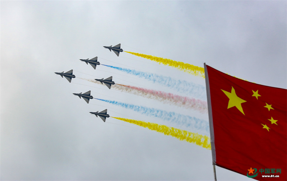 心系国旗八一飞行表演队献礼空军成立69周年