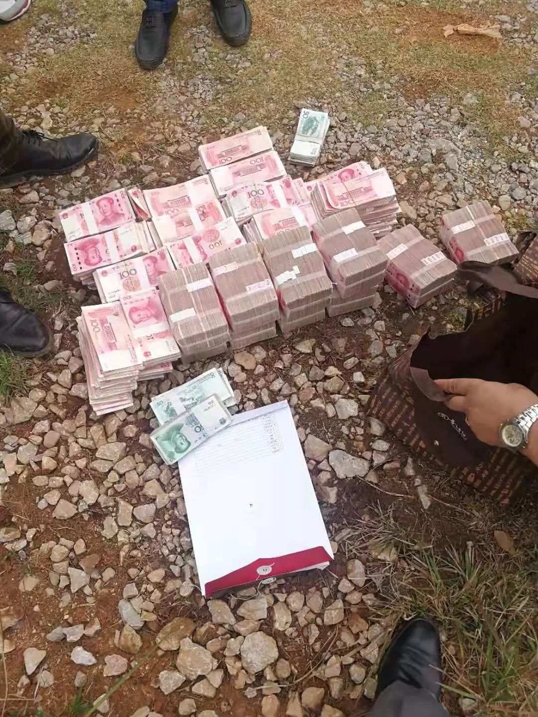 南昌警察在山里挖出数百万现金真相让人愤怒