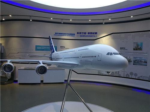 万米高空的“骨骼”秘密：这东西硬抗8倍大气压，咱们普通人也能懂？