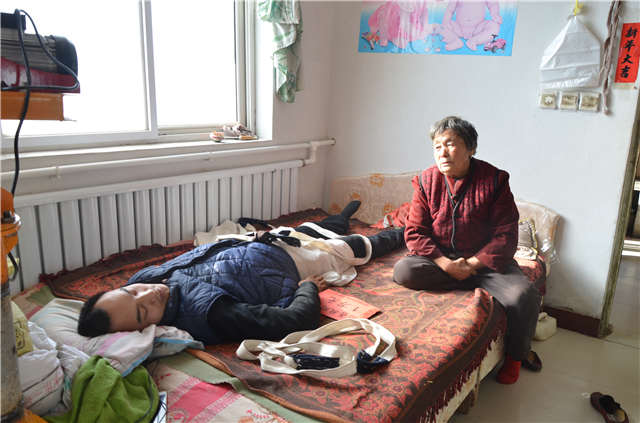 胶州25岁男子遭遇车祸高位截瘫,家里只有72岁的奶奶 