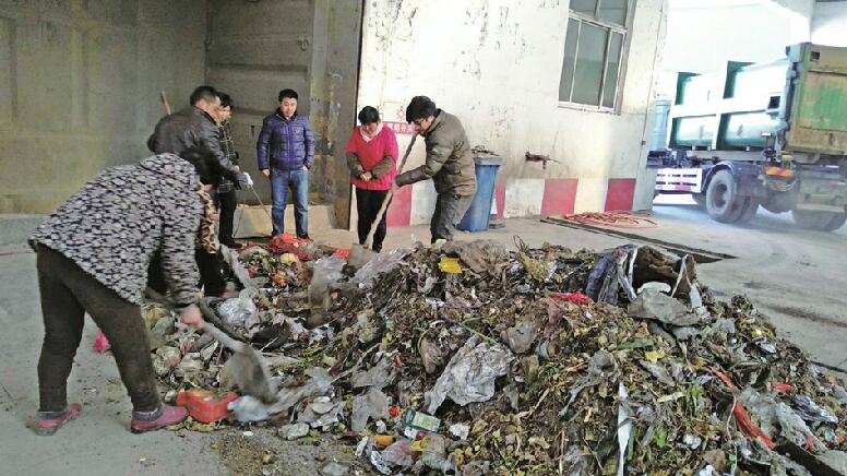 环卫工7吨垃圾3小时翻两遍 帮老人找回5000块钱