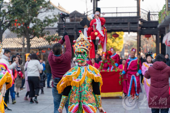 传承非遗迎新年 台儿庄古城民俗民韵尽显浓浓年味