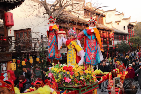 传承非遗迎新年 台儿庄古城民俗民韵尽显浓浓年味