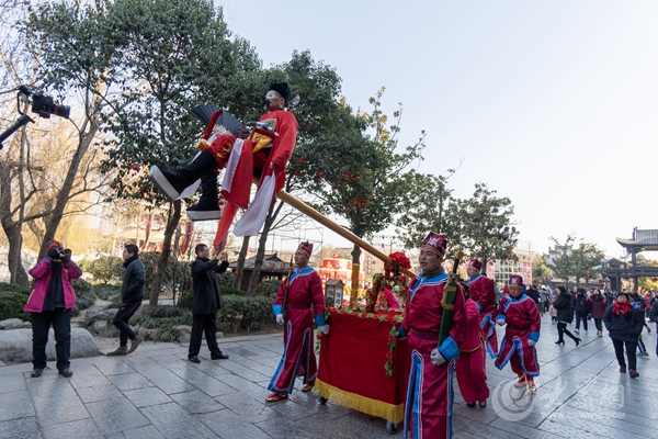 传承非遗迎新年 台儿庄古城民俗民韵尽显浓浓年味