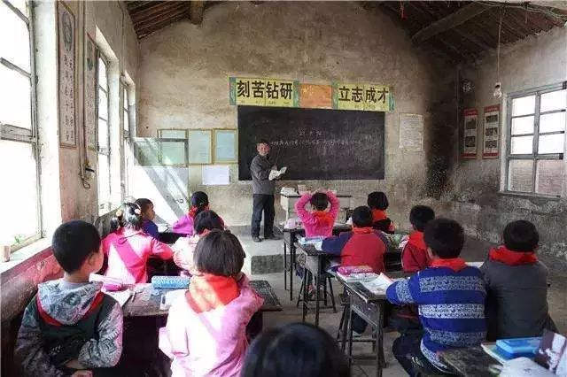 管不了不敢管，老师被气哭：乡村教育还缺一张安静的书桌