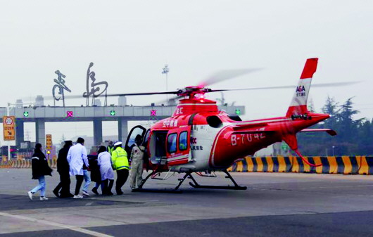 患者哮喘复发危及生命 直升机降高速赢救援时