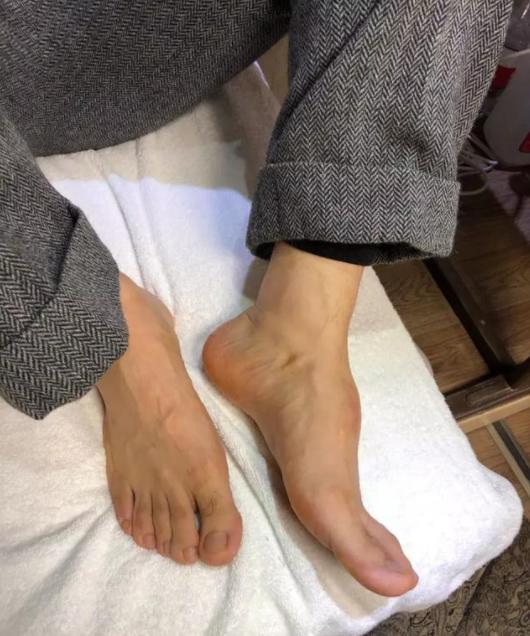 黄晓明在1月15日在微博晒了两张左脚的赤脚照片,相中所见他的左脚脚背