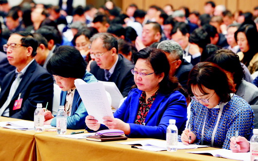 青岛市第十六届人民代表大会第三次会议隆重开