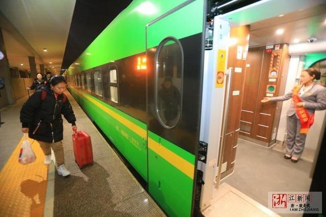 绿巨人来了!复兴号版绿皮车发车