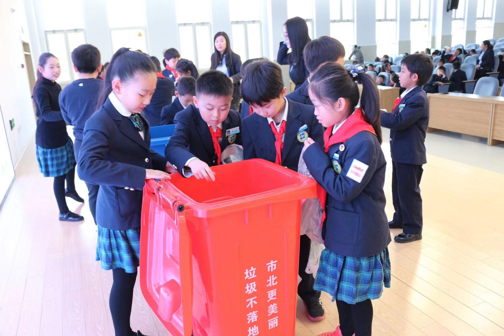 青岛滨海学校学生演话剧宣传垃圾分类