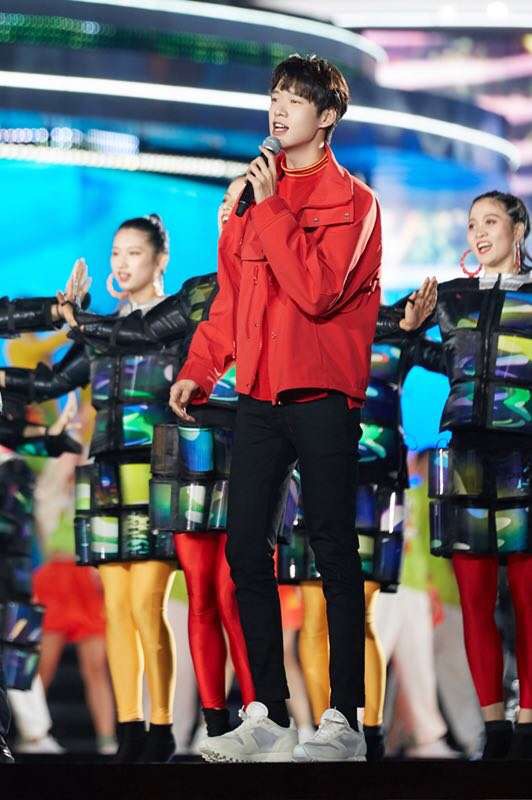 2019央视春晚众星演绎红装,吴磊帅气景甜惊艳