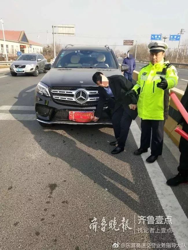 给爱车贴春联、系红丝带,一人被记12分,一人被举报