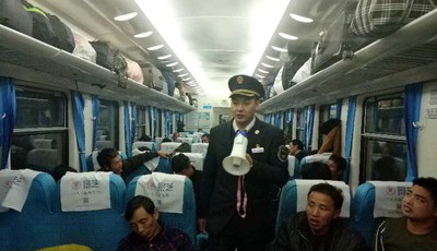 新春走基層|列車長張強的第十四個春運：“逆”家行進五千里 盼客團圓心中甜