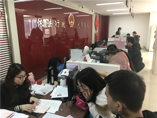 甜蜜蜜!青岛1761对新人情人节领证,全年5660